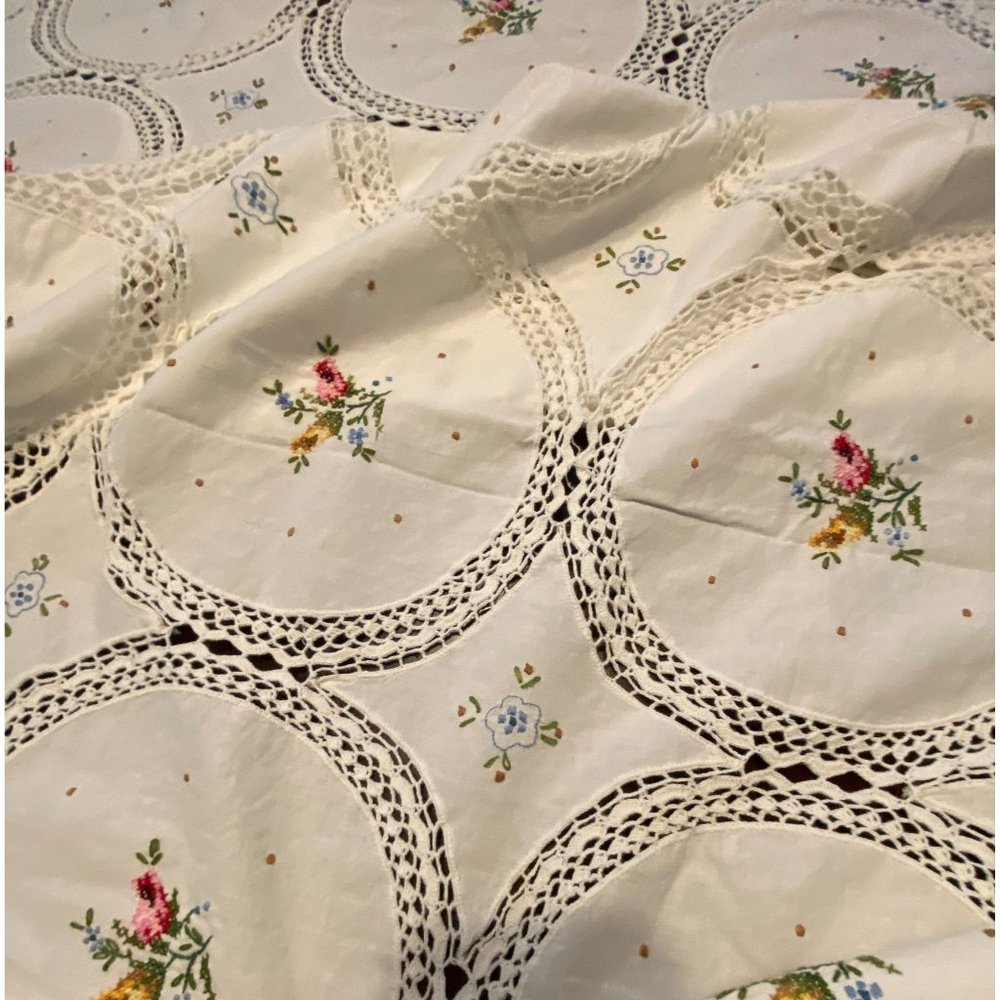 Beautiful Scalloped Table Cloth, Hand Made, florals 85 x 95